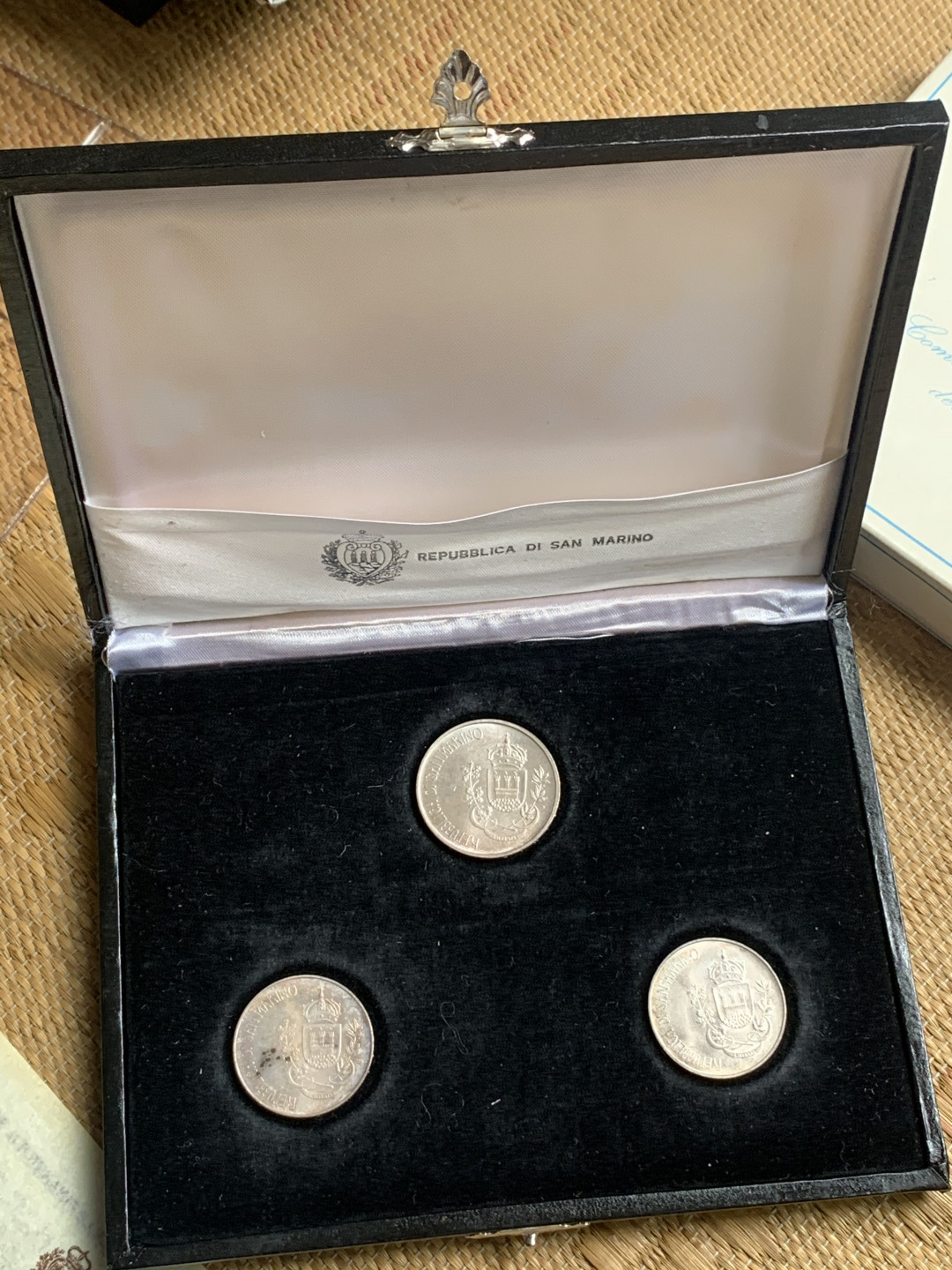 《竞宝斋》钱币微拍-第15场-本周日，周一2场连拍（全场顺丰包邮） 原盒证书 圣马力诺1981年 500/500/1000里拉 维吉尔逝世200周年纪念 银币 总重量36.6克 83.5%银