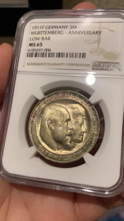 《竞宝斋》钱币微拍-第15场-本周日，周一2场连拍（全场顺丰包邮） NGC-MS65 高分车轮光  德国 符腾堡 1911年 银婚3马克 银币  正面淡彩包浆 背面白净 状态相当难得