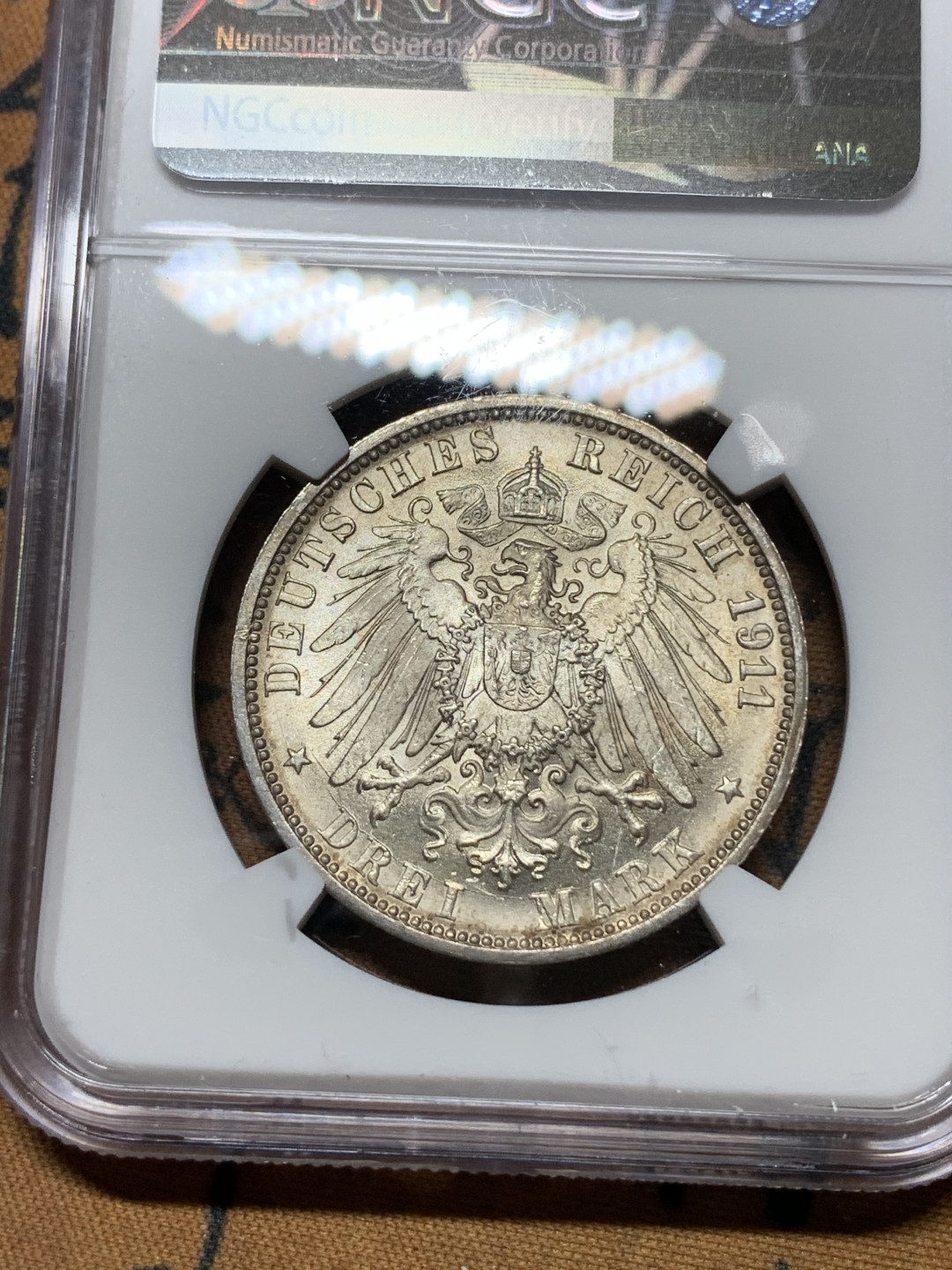 《竞宝斋》钱币微拍-第15场-本周日，周一2场连拍（全场顺丰包邮） NGC-MS65 高分车轮光  德国 符腾堡 1911年 银婚3马克 银币  正面淡彩包浆 背面白净 状态相当难得