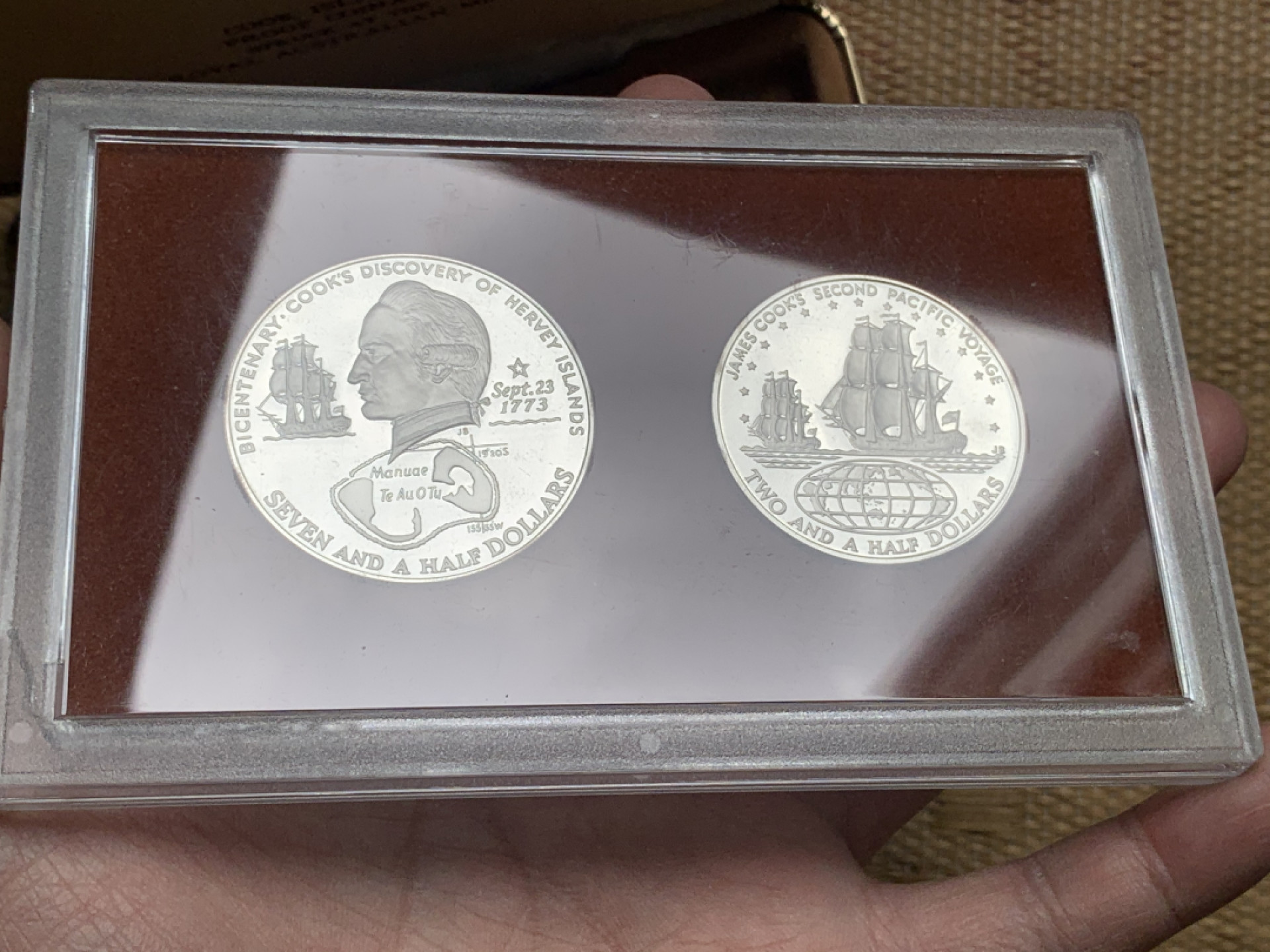 《竞宝斋》钱币微拍-第15场-本周日，周一2场连拍（全场顺丰包邮） 原盒 库克群岛1974年2.5元/7.5元一对 27.35克+33.85克 925银 完美状态