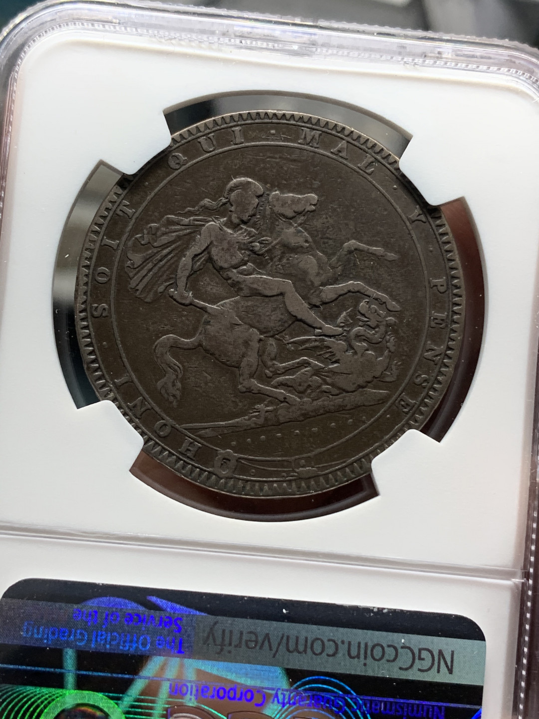 《竞宝斋》钱币微拍-第15场-本周日，周一2场连拍（全场顺丰包邮） NGC  原味深包浆 1819年 英国 乔三 马剑克朗 大银币 ，炭黑包浆 味道极佳