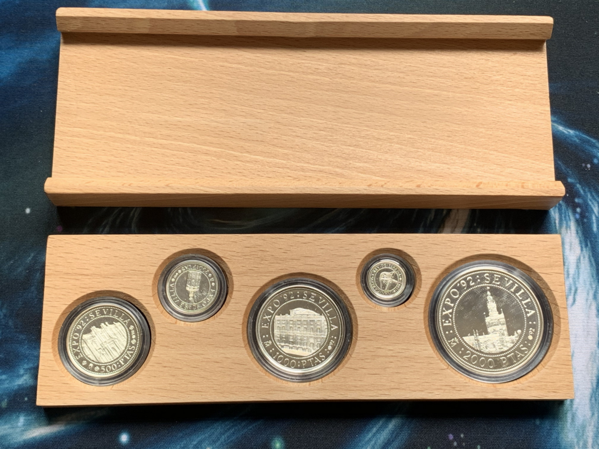 《竞宝斋》钱币微拍-第15场-本周日，周一2场连拍（全场顺丰包邮） 原盒证书 西班牙1992年 500周年纪念 5枚套 100/200/500/1000/2000比塞塔精铸银币 系列里最稀少的一套 特年