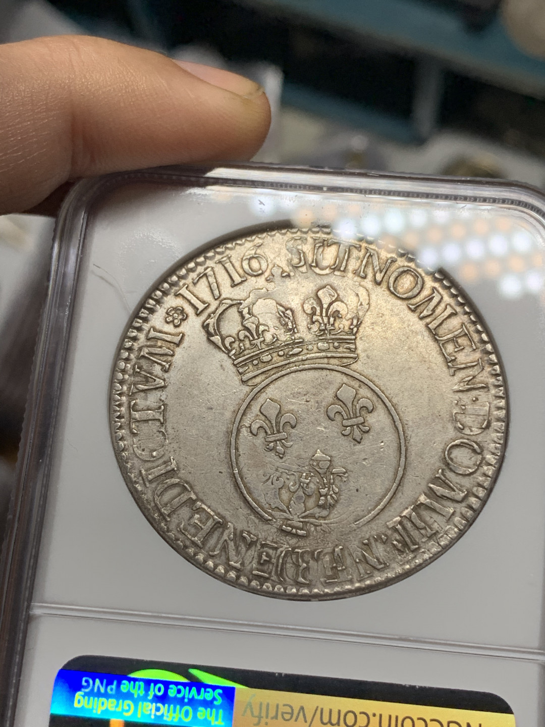 《竞宝斋》钱币微拍-第15场-本周日，周一2场连拍（全场顺丰包邮） NGC 稀少好品 法国1716年 路易十五 小孩版 埃居大银币 整体清晰 复打深刻 小孩形象呆萌 此币通常在路易十四太阳王埃居上复打