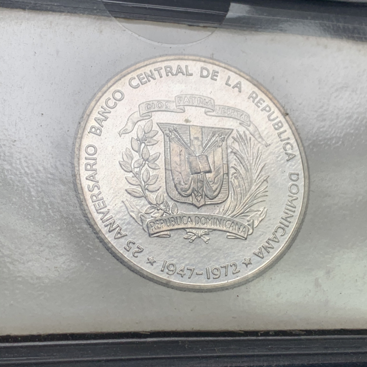 《竞宝斋》钱币微拍-第15场-本周日，周一2场连拍（全场顺丰包邮） 原盒证书 多米尼加 1972年1比索大银币 26.7克 90%银 少见