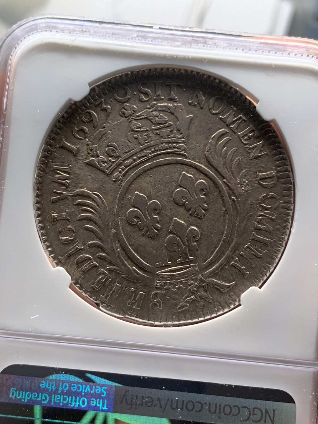 《竞宝斋》钱币微拍-第15场-本周日，周一2场连拍（全场顺丰包邮） NGC评级 法国 1693年N版 路易十四 太阳王 埃居大银币  本品人物清晰 ，背花精致，头顶复打区域恰是一顶帽子（路易十四币都是在早期埃居上重新打制，所以币上会有严重复打情况）