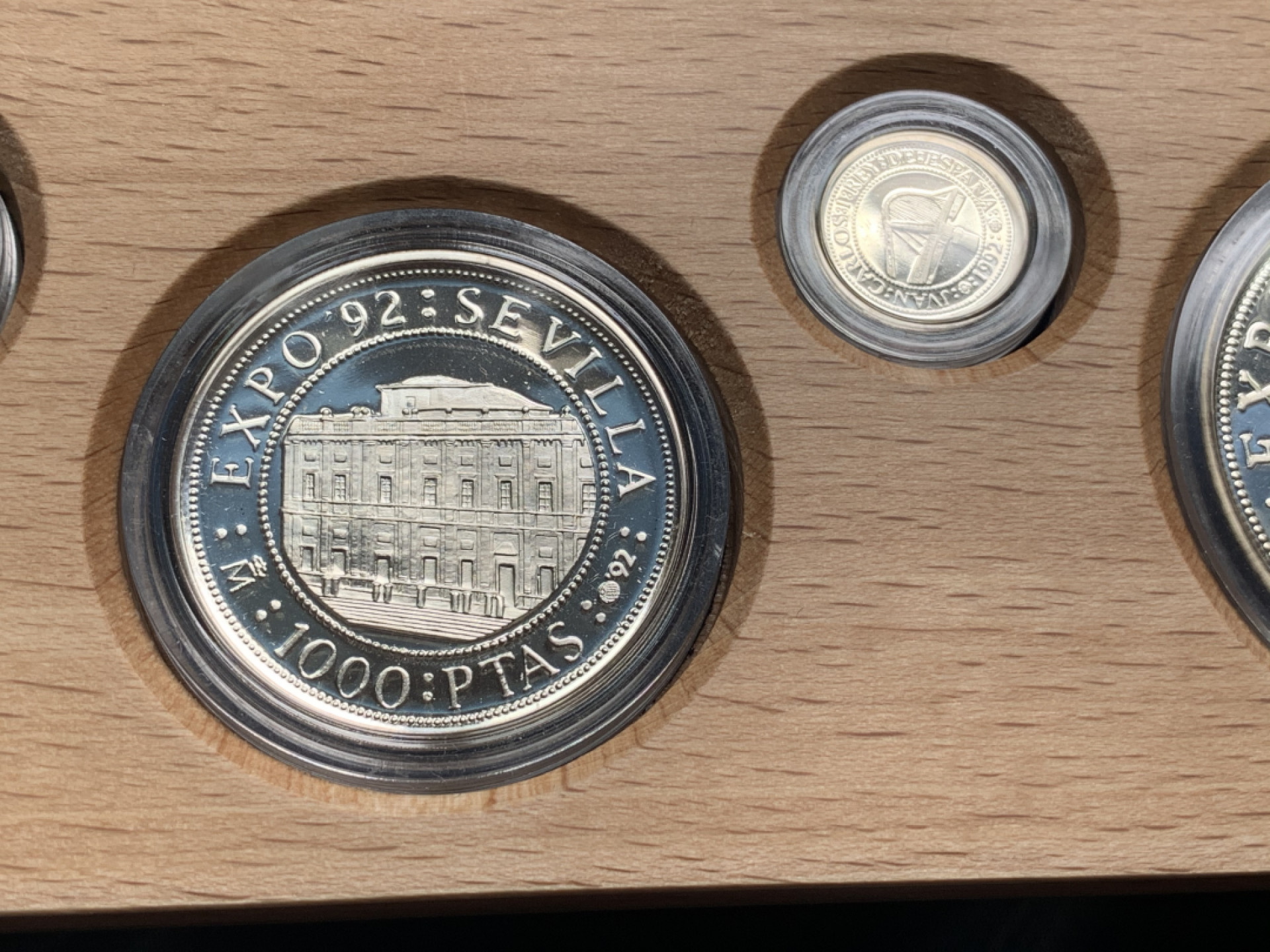 《竞宝斋》钱币微拍-第15场-本周日，周一2场连拍（全场顺丰包邮） 原盒证书 西班牙1992年 500周年纪念 5枚套 100/200/500/1000/2000比塞塔精铸银币 系列里最稀少的一套 特年