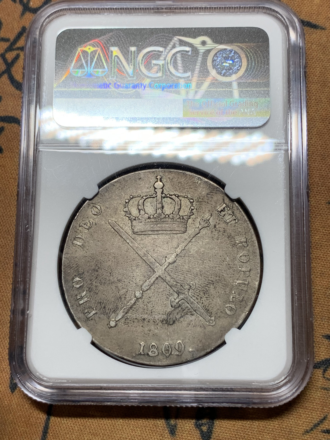 《竞宝斋》钱币微拍-第15场-本周日，周一2场连拍（全场顺丰包邮） NGC-XF40 德国 巴伐利亚 1809年  剑和权杖大泰勒银币 原味包浆 基本都没没分品种，这枚难得