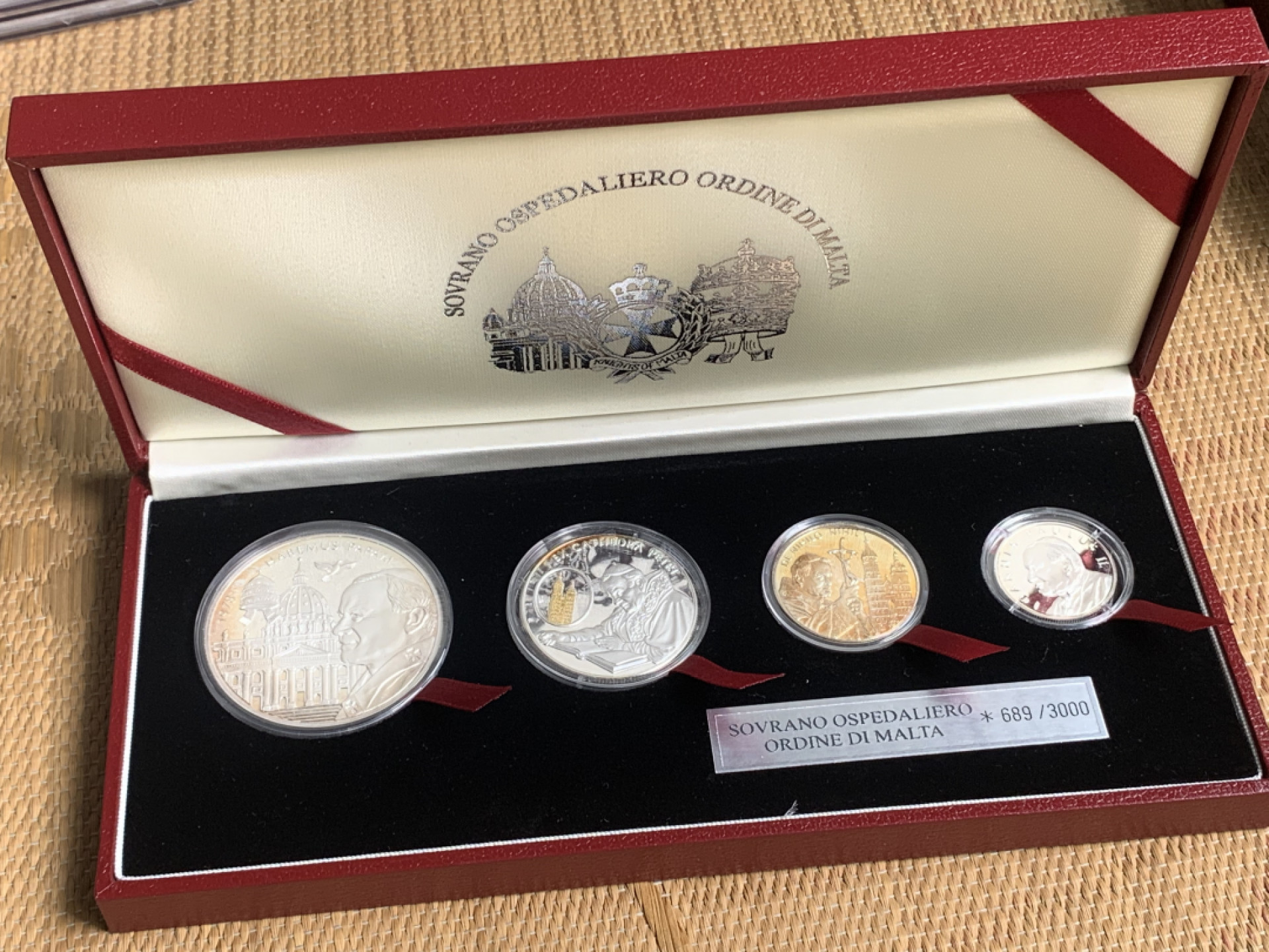 《竞宝斋》钱币微拍-第15场-本周日，周一2场连拍（全场顺丰包邮） 原盒证书 马耳他2005年 25/50/100/200里拉 1/4盎司到2盎司精制教皇纪念币 1盎司镀金 完美状态