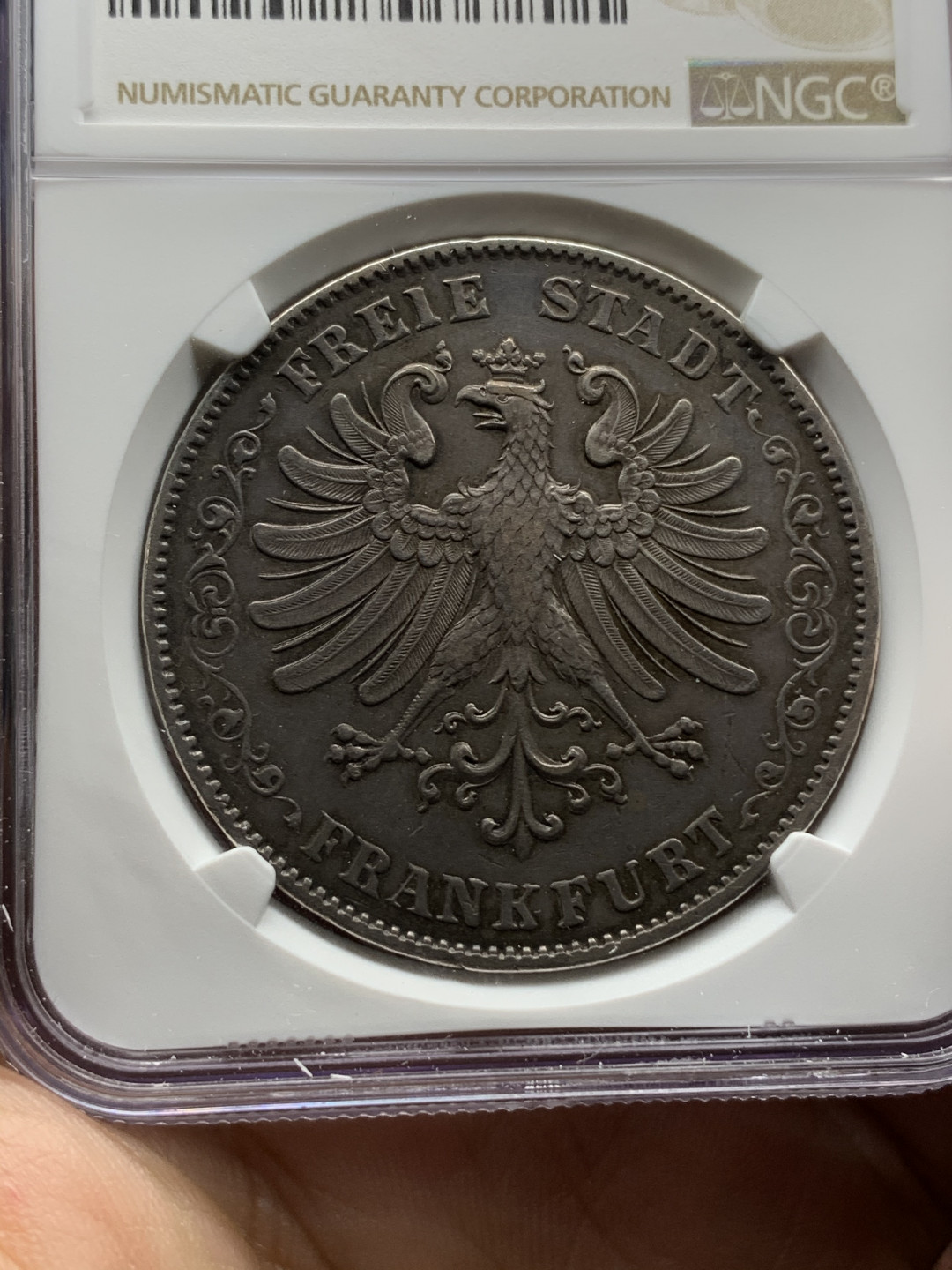 《竞宝斋》钱币微拍-第15场-本周日，周一2场连拍（全场顺丰包邮） NGC 德国 1846年 法兰克福 烧鸡 2泰勒 37克的超大银币 整体包浆醇厚 带彩 N给分不想就想打个盒子保护起来 非常难得