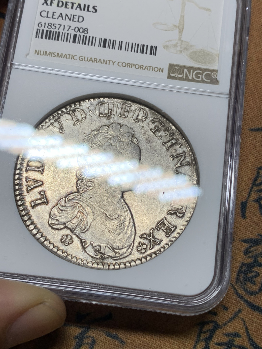 《竞宝斋》钱币微拍-第15场-本周日，周一2场连拍（全场顺丰包邮） NGC 稀少好品 法国1716年 路易十五 小孩版 埃居大银币 整体清晰 复打深刻 小孩形象呆萌 此币通常在路易十四太阳王埃居上复打