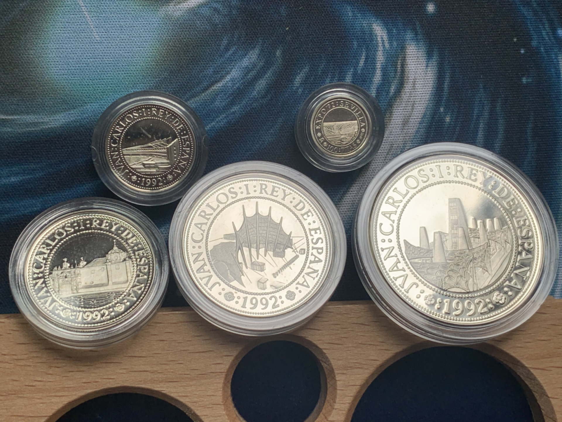 《竞宝斋》钱币微拍-第15场-本周日，周一2场连拍（全场顺丰包邮） 原盒证书 西班牙1992年 500周年纪念 5枚套 100/200/500/1000/2000比塞塔精铸银币 系列里最稀少的一套 特年