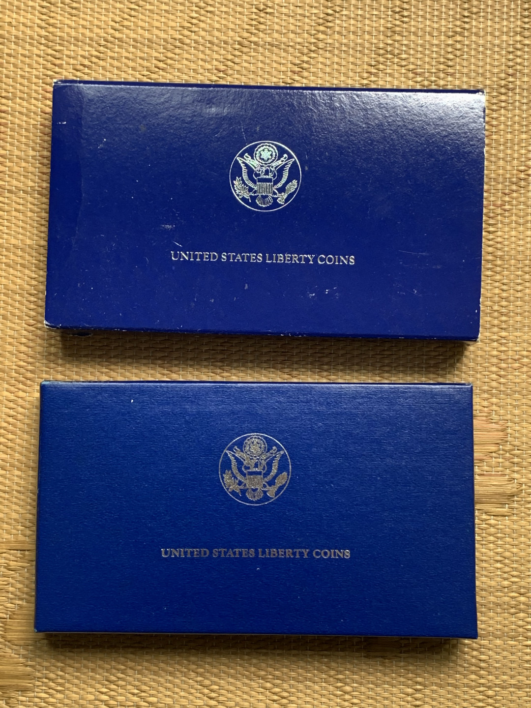 《竞宝斋》钱币微拍-第15场-本周日，周一2场连拍（全场顺丰包邮） 原盒证书 美国1986年 自由女神像 1元和半圆 2枚套 其中1元是26.73克90%银 完美状态