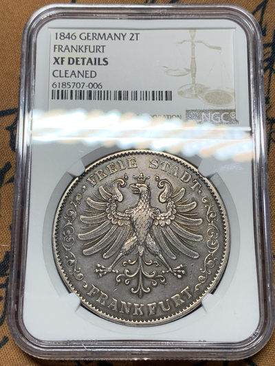 《竞宝斋》钱币微拍-第15场-本周日，周一2场连拍（全场顺丰包邮） - NGC 德国 1846年 法兰克福 烧鸡 2泰勒 37克的超大银币 整体包浆醇厚 带彩 N给分不想就想打个盒子保护起来 非常难得
