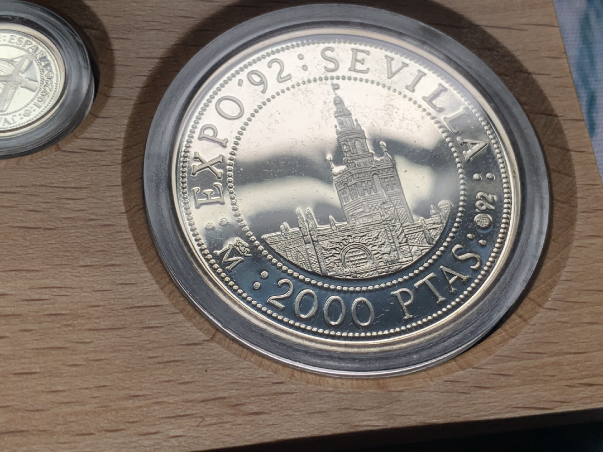 《竞宝斋》钱币微拍-第15场-本周日，周一2场连拍（全场顺丰包邮） 原盒证书 西班牙1992年 500周年纪念 5枚套 100/200/500/1000/2000比塞塔精铸银币 系列里最稀少的一套 特年