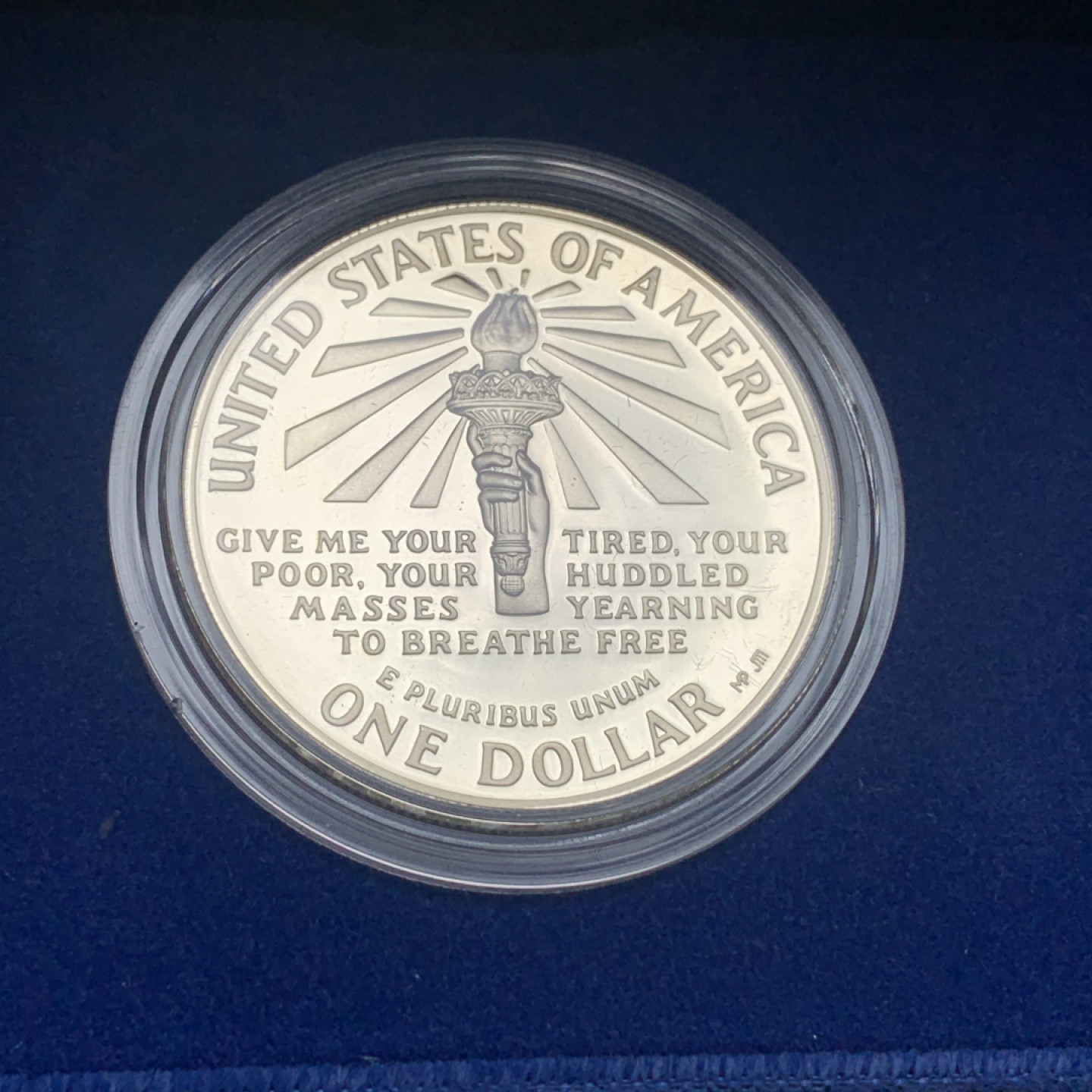 《竞宝斋》钱币微拍-第15场-本周日，周一2场连拍（全场顺丰包邮） 原盒证书 美国1986年 自由女神像 1元和半圆 2枚套 其中1元是26.73克90%银 完美状态