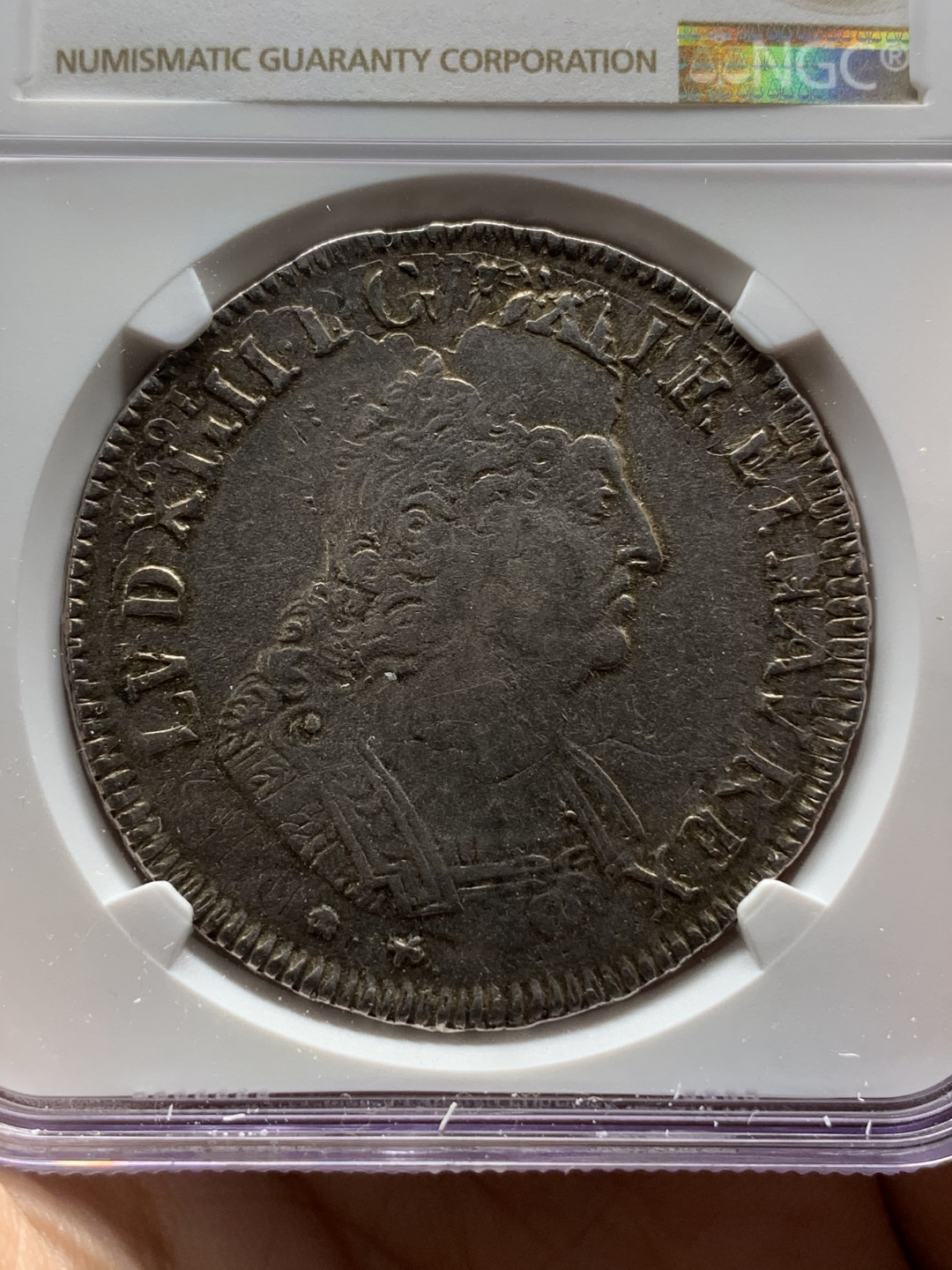 《竞宝斋》钱币微拍-第15场-本周日，周一2场连拍（全场顺丰包邮） NGC评级 法国 1693年N版 路易十四 太阳王 埃居大银币  本品人物清晰 ，背花精致，头顶复打区域恰是一顶帽子（路易十四币都是在早期埃居上重新打制，所以币上会有严重复打情况）