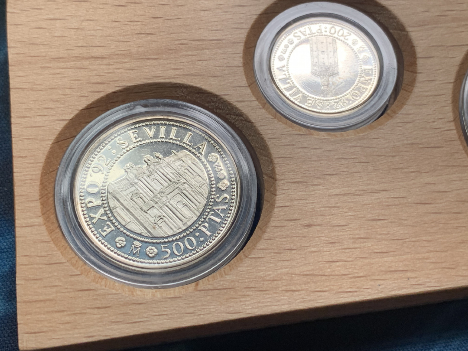 《竞宝斋》钱币微拍-第15场-本周日，周一2场连拍（全场顺丰包邮） 原盒证书 西班牙1992年 500周年纪念 5枚套 100/200/500/1000/2000比塞塔精铸银币 系列里最稀少的一套 特年