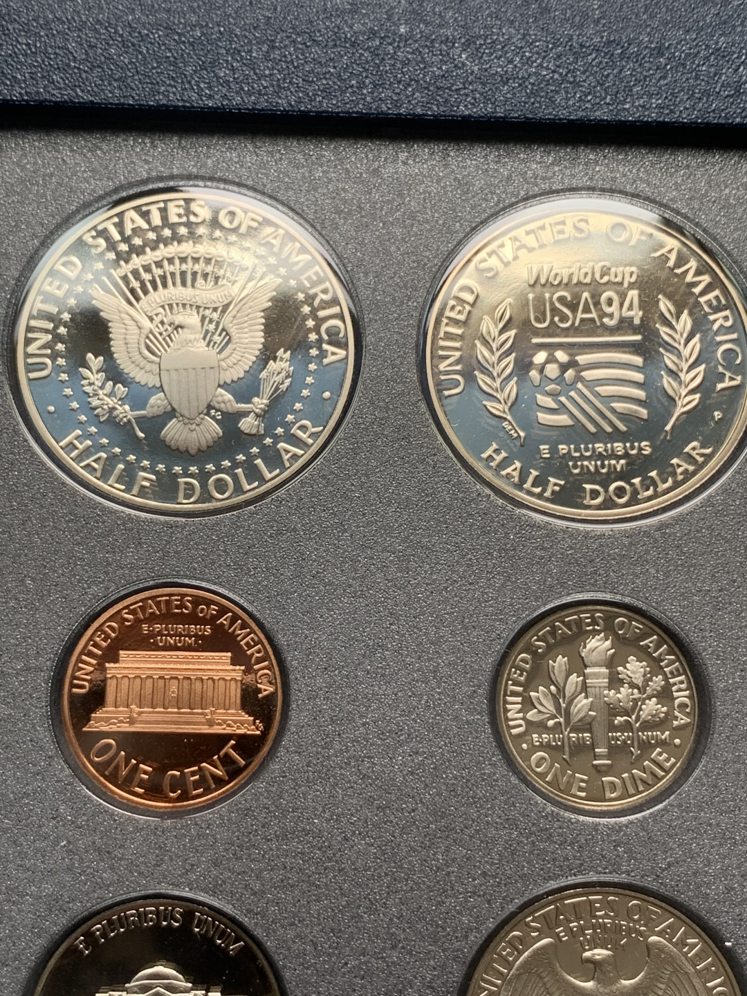 《竞宝斋》钱币微拍-第15场-本周日，周一2场连拍（全场顺丰包邮） 原盒证书 美国1994年 世界杯7枚套精制纪念币 其中一元银币27.3克 90%银 完美状态