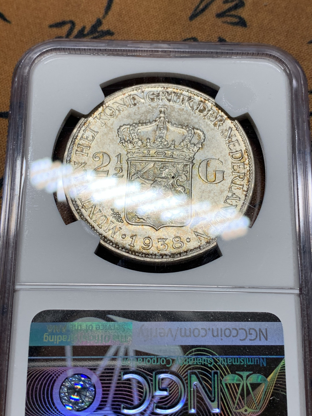 《竞宝斋》钱币微拍-第15场-本周日，周一2场连拍（全场顺丰包邮） NGC AU58 难得五彩 1938年 荷兰 威廉明娜 2.5G 大银币  这个包浆能给分已经非常难得了 光照十足