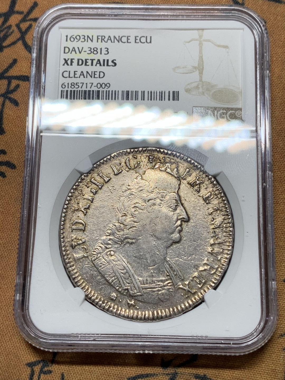 《竞宝斋》钱币微拍-第15场-本周日，周一2场连拍（全场顺丰包邮） NGC评级 法国 1693年N版 路易十四 太阳王 埃居大银币  本品人物清晰 ，背花精致，头顶复打区域恰是一顶帽子（路易十四币都是在早期埃居上重新打制，所以币上会有严重复打情况）