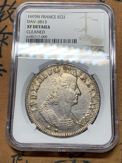 《竞宝斋》钱币微拍-第15场-本周日，周一2场连拍（全场顺丰包邮） - NGC评级 法国 1693年N版 路易十四 太阳王 埃居大银币  本品人物清晰 ，背花精致，头顶复打区域恰是一顶帽子（路易十四币都是在早期埃居上重新打制，所以币上会有严重复打情况）