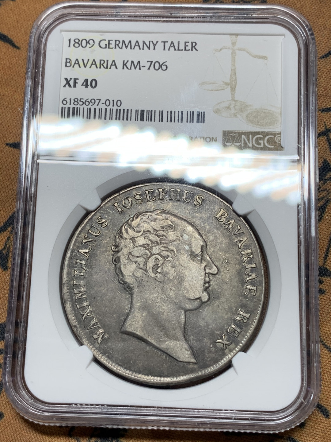 《竞宝斋》钱币微拍-第15场-本周日，周一2场连拍（全场顺丰包邮） NGC-XF40 德国 巴伐利亚 1809年  剑和权杖大泰勒银币 原味包浆 基本都没没分品种，这枚难得
