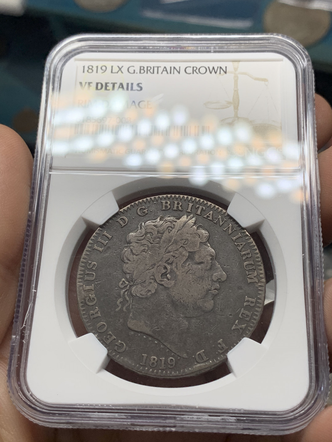 《竞宝斋》钱币微拍-第15场-本周日，周一2场连拍（全场顺丰包邮） NGC  原味深包浆 1819年 英国 乔三 马剑克朗 大银币 ，炭黑包浆 味道极佳