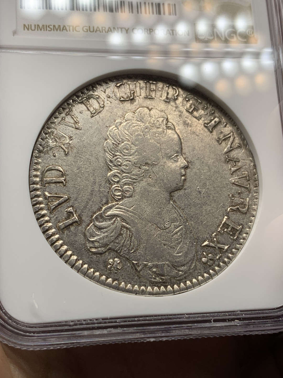 《竞宝斋》钱币微拍-第15场-本周日，周一2场连拍（全场顺丰包邮） NGC 稀少好品 法国1716年 路易十五 小孩版 埃居大银币 整体清晰 复打深刻 小孩形象呆萌 此币通常在路易十四太阳王埃居上复打