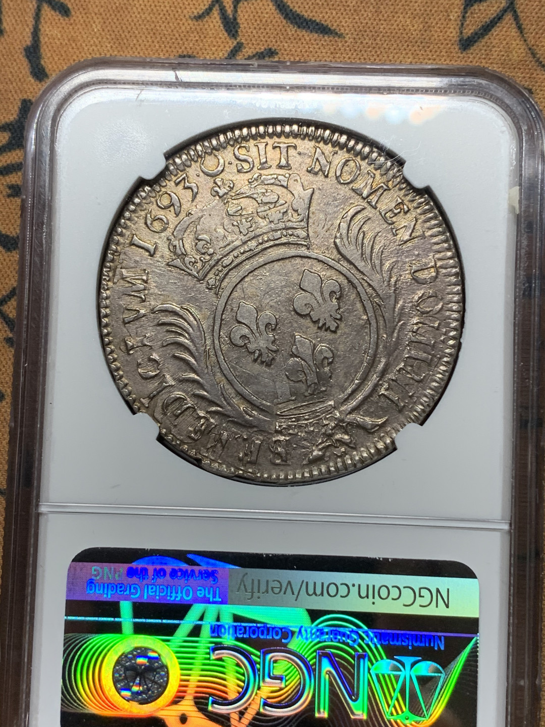 《竞宝斋》钱币微拍-第15场-本周日，周一2场连拍（全场顺丰包邮） NGC评级 法国 1693年N版 路易十四 太阳王 埃居大银币  本品人物清晰 ，背花精致，头顶复打区域恰是一顶帽子（路易十四币都是在早期埃居上重新打制，所以币上会有严重复打情况）