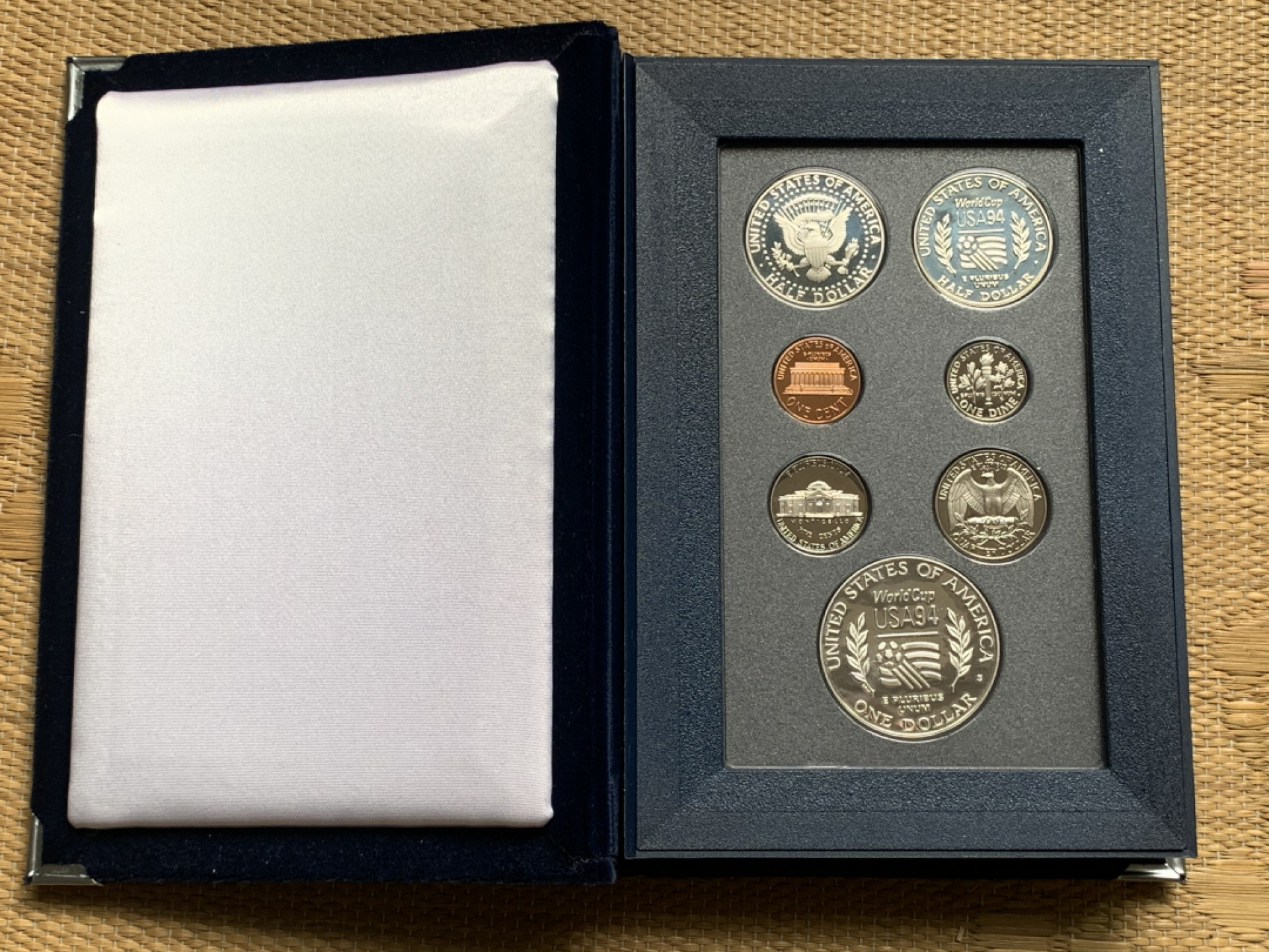 《竞宝斋》钱币微拍-第15场-本周日，周一2场连拍（全场顺丰包邮） 原盒证书 美国1994年 世界杯7枚套精制纪念币 其中一元银币27.3克 90%银 完美状态
