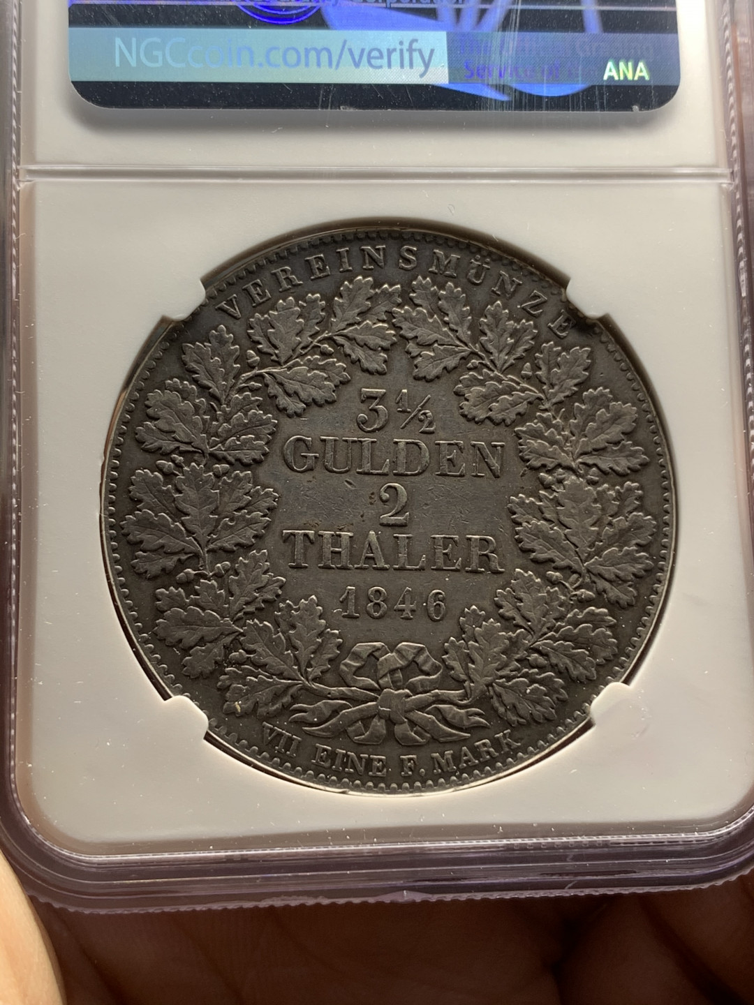 《竞宝斋》钱币微拍-第15场-本周日，周一2场连拍（全场顺丰包邮） NGC 德国 1846年 法兰克福 烧鸡 2泰勒 37克的超大银币 整体包浆醇厚 带彩 N给分不想就想打个盒子保护起来 非常难得