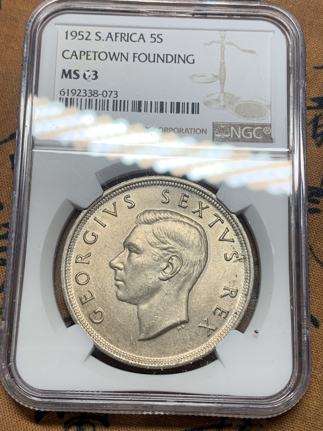 《竞宝斋》钱币微拍-第15场-本周日，周一2场连拍（全场顺丰包邮） NGC-MS62 南非 1952年乔六 开普敦三百周年纪念 5先令 银币 好品难得