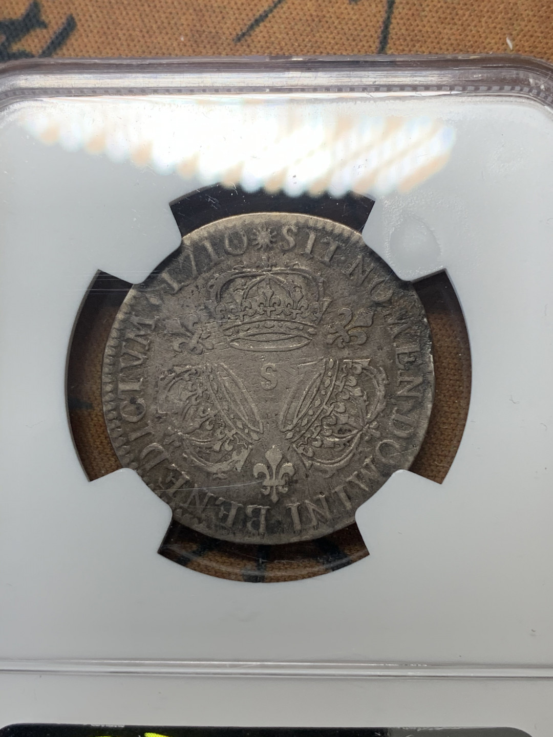 《竞宝斋》钱币微拍-第15场-本周日，周一2场连拍（全场顺丰包邮） NGC-VF 法国路易十四1710-S年 皇冠版 1/4埃居 银币 老包浆还是不给分说清洗了，可惜