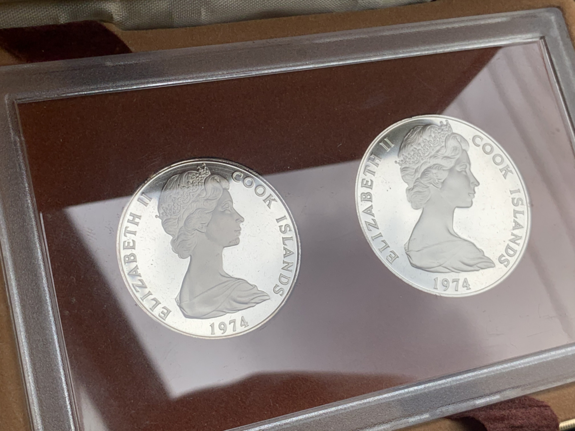 《竞宝斋》钱币微拍-第15场-本周日，周一2场连拍（全场顺丰包邮） 原盒 库克群岛1974年2.5元/7.5元一对 27.35克+33.85克 925银 完美状态