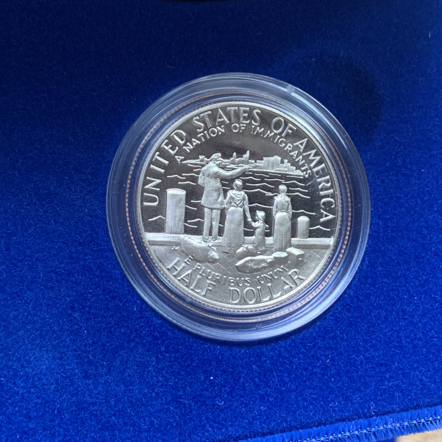 《竞宝斋》钱币微拍-第15场-本周日，周一2场连拍（全场顺丰包邮） 原盒证书 美国1986年 自由女神像 1元和半圆 2枚套 其中1元是26.73克90%银 完美状态