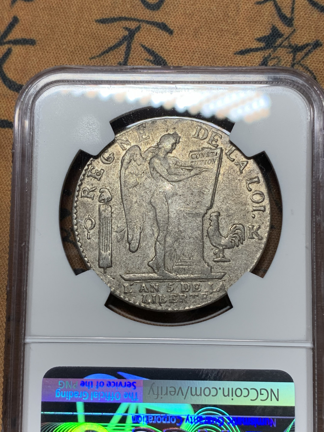 《竞宝斋》钱币微拍-第15场-本周日，周一2场连拍（全场顺丰包邮） NGC- 法国 1793年K版 路易十六 天使埃居 大银币   比较有意义的年份  状态不错，原味带底光 这个分给的惊人  喜欢不要错过