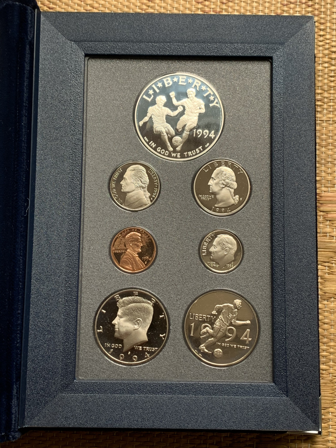 《竞宝斋》钱币微拍-第15场-本周日，周一2场连拍（全场顺丰包邮） 原盒证书 美国1994年 世界杯7枚套精制纪念币 其中一元银币27.3克 90%银 完美状态