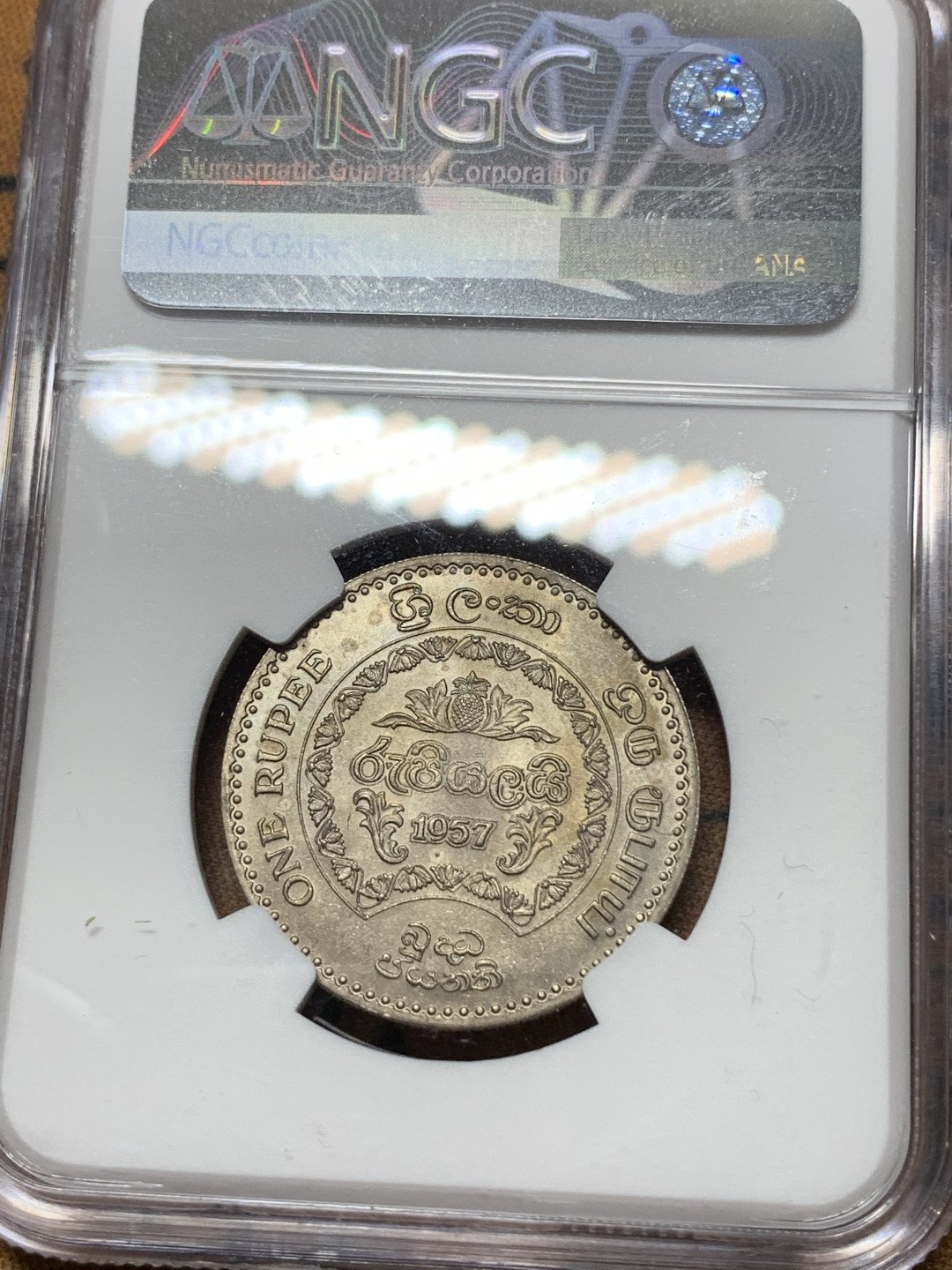 《竞宝斋》钱币微拍-第15场-本周日，周一2场连拍（全场顺丰包邮） NGC-MS64 锡兰 1957年 1卢比 佛教 2500年 