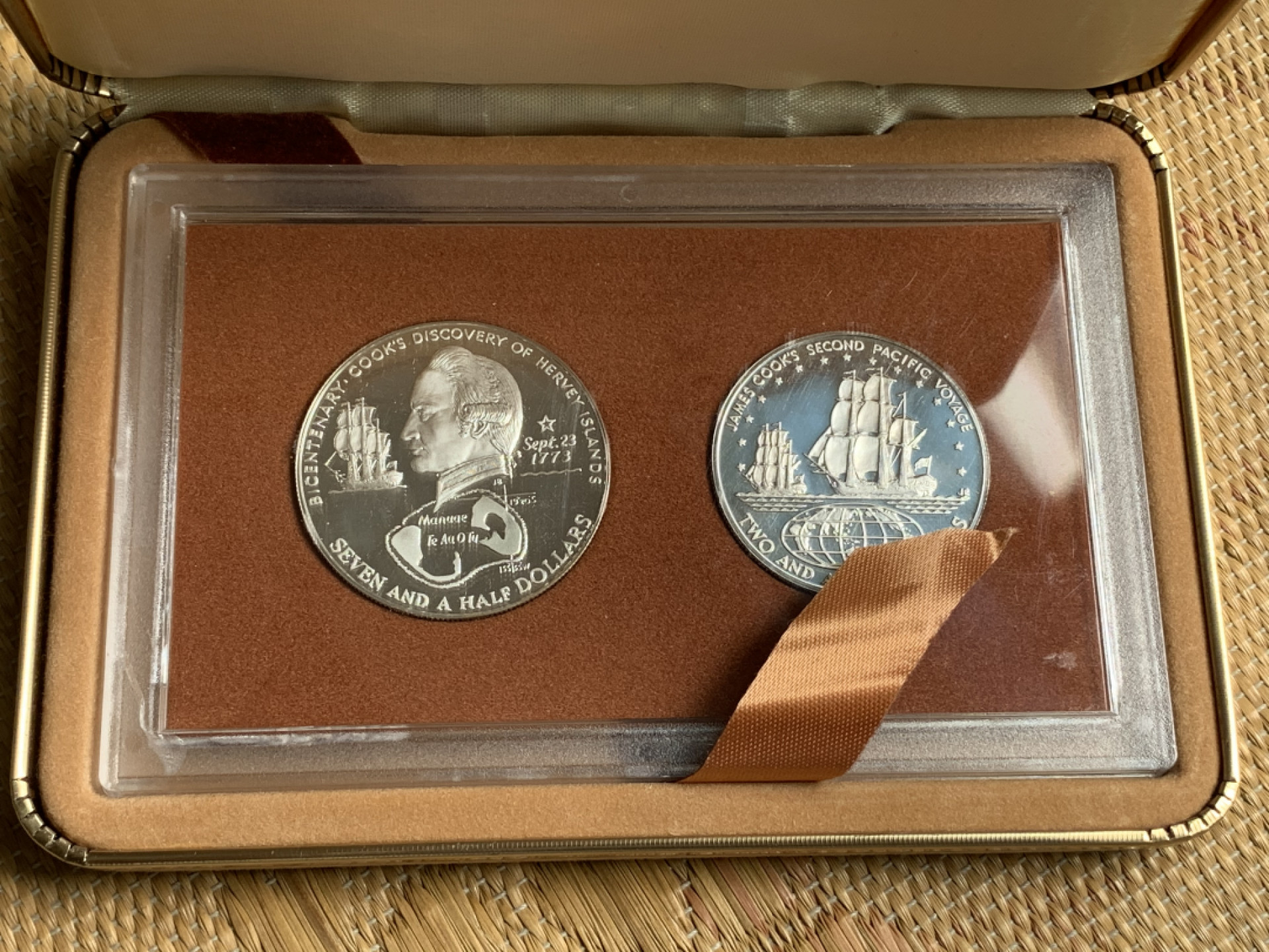 《竞宝斋》钱币微拍-第15场-本周日，周一2场连拍（全场顺丰包邮） 原盒 库克群岛1974年2.5元/7.5元一对 27.35克+33.85克 925银 完美状态