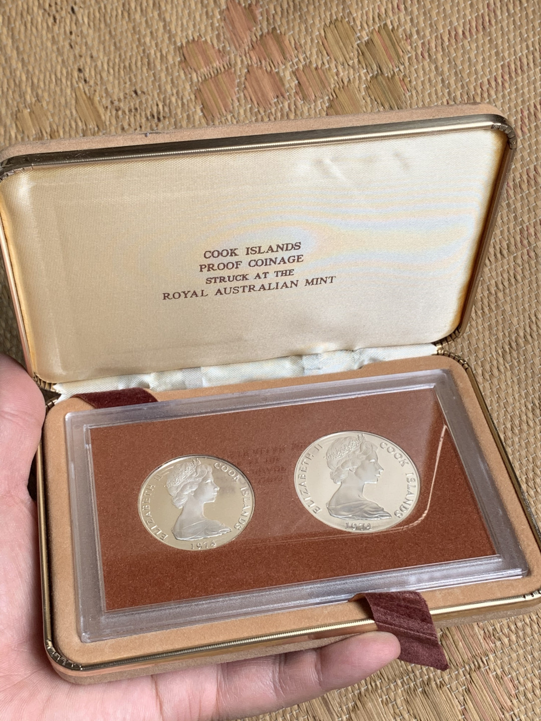 《竞宝斋》钱币微拍-第15场-本周日，周一2场连拍（全场顺丰包邮） 原盒 库克群岛1974年2.5元/7.5元一对 27.35克+33.85克 925银 完美状态