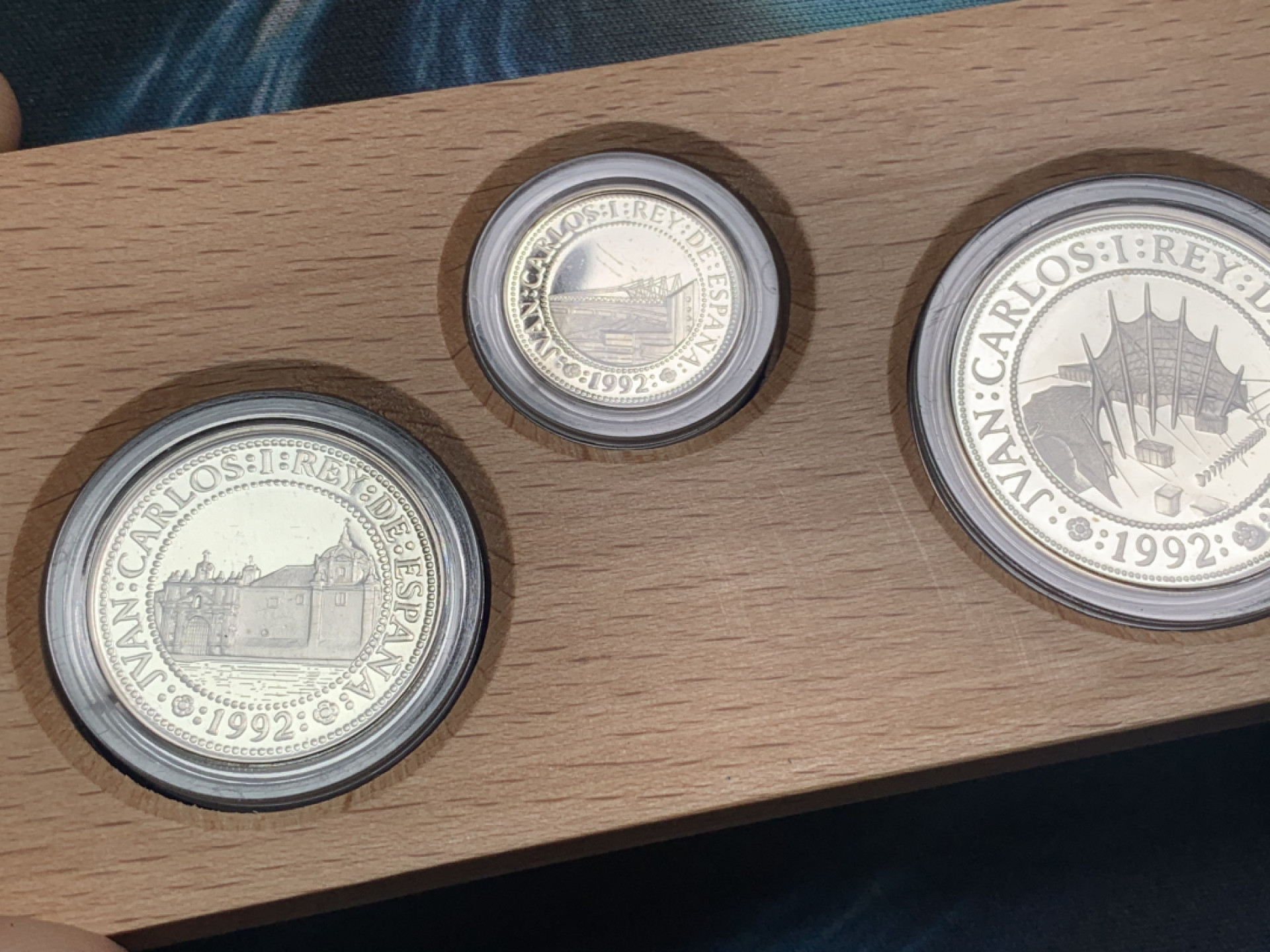 《竞宝斋》钱币微拍-第15场-本周日，周一2场连拍（全场顺丰包邮） 原盒证书 西班牙1992年 500周年纪念 5枚套 100/200/500/1000/2000比塞塔精铸银币 系列里最稀少的一套 特年