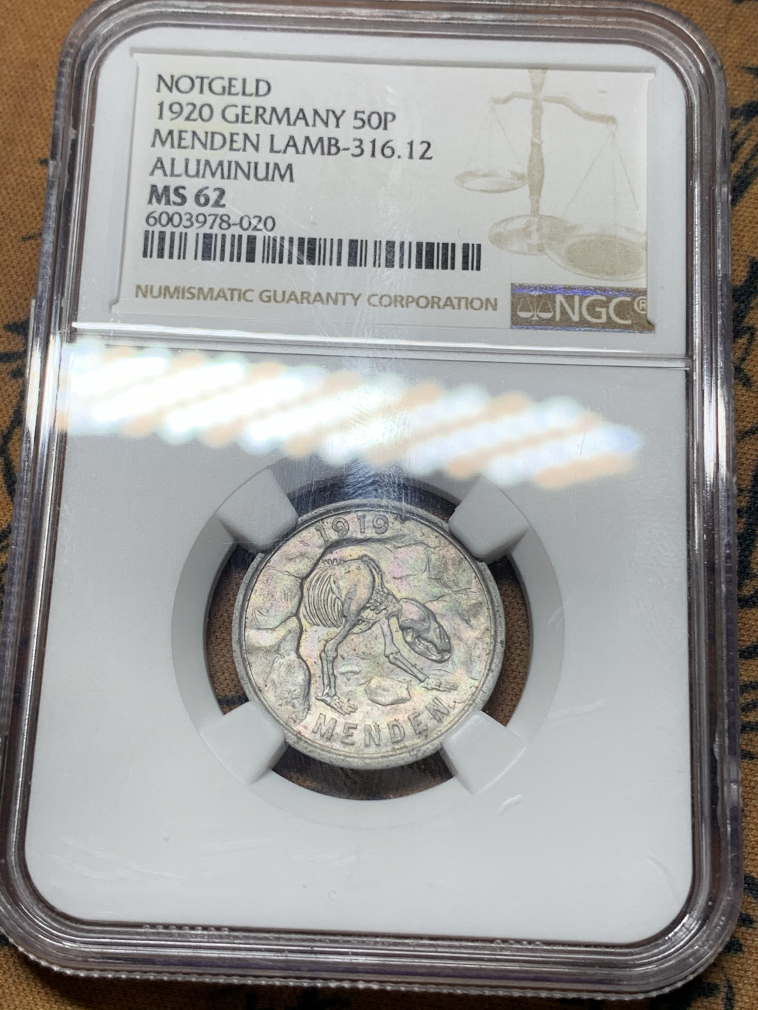 《竞宝斋》钱币微拍-第15场-本周日，周一2场连拍（全场顺丰包邮） NGC-MS62 德国 1920年德紧门登洞熊50芬尼 恐龙形象逼真 整体设计感极强