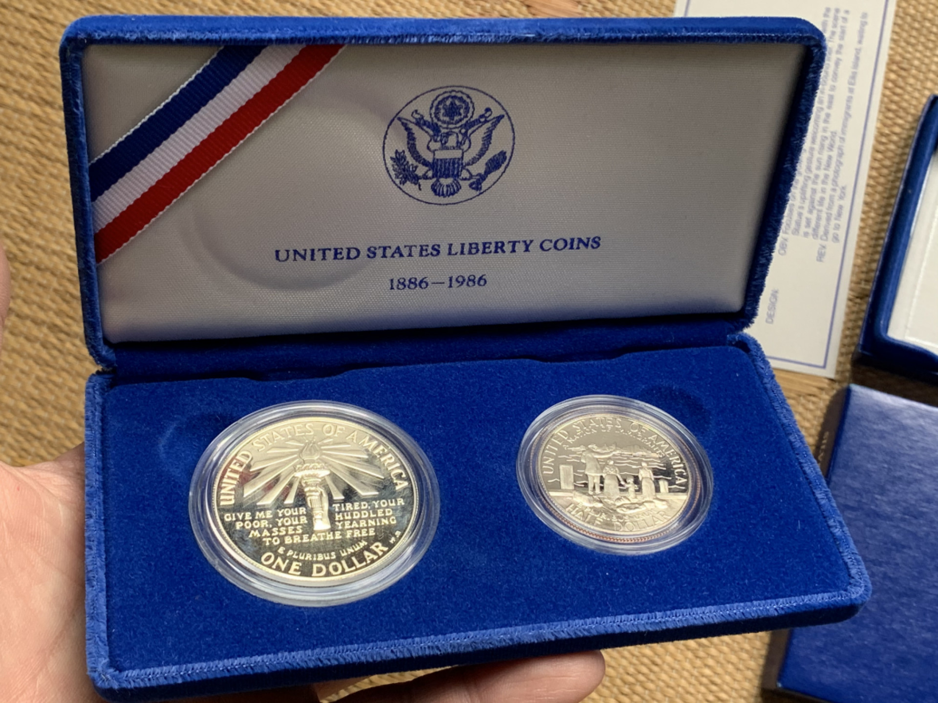 《竞宝斋》钱币微拍-第15场-本周日，周一2场连拍（全场顺丰包邮） 原盒证书 美国1986年 自由女神像 1元和半圆 2枚套 其中1元是26.73克90%银 完美状态