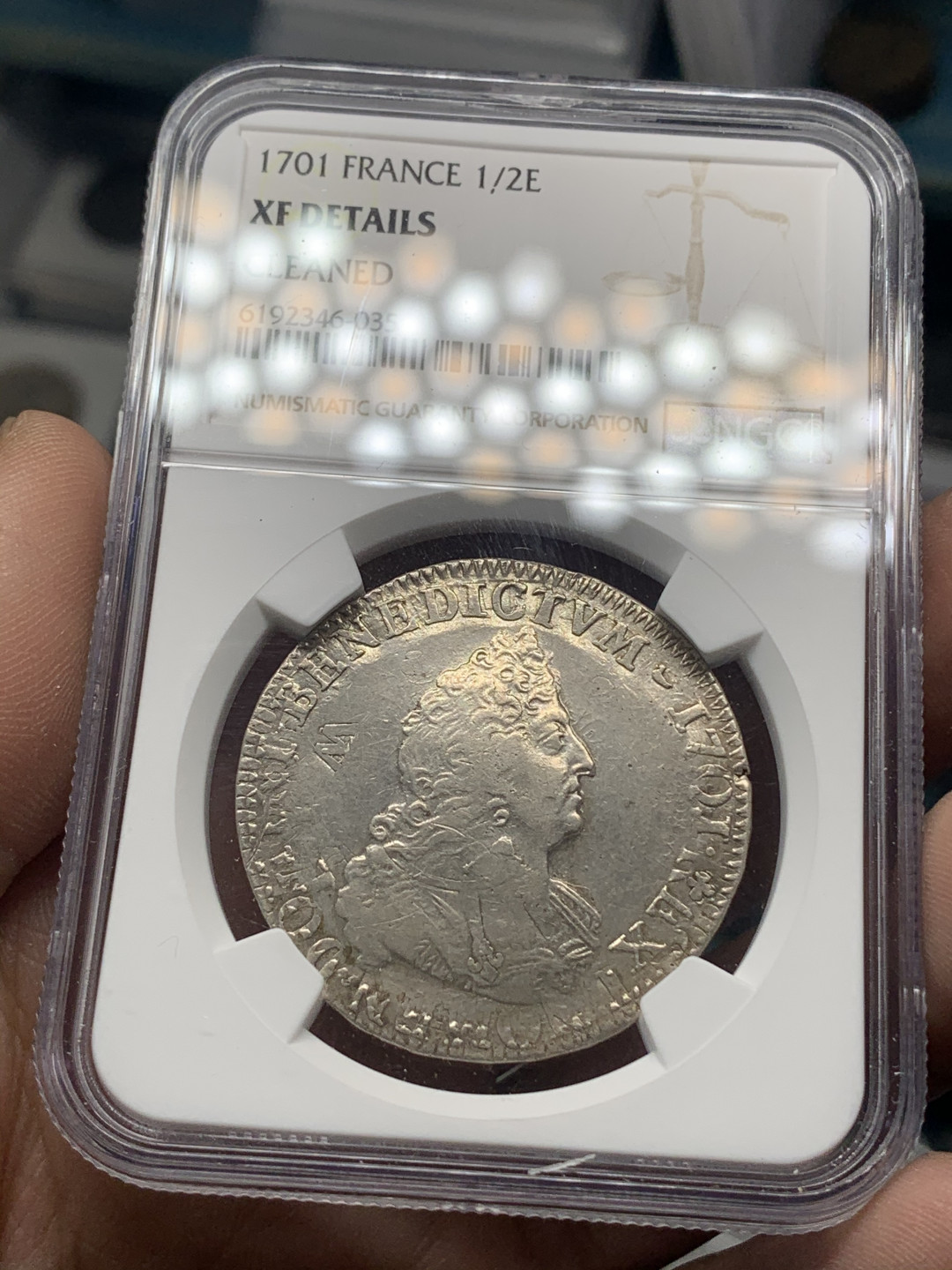 《竞宝斋》钱币微拍-第15场-本周日，周一2场连拍（全场顺丰包邮） NGC-XF 法国 1701年 路易十四 1/2埃居 银币 两面的图文都很清晰 已经算好品了
