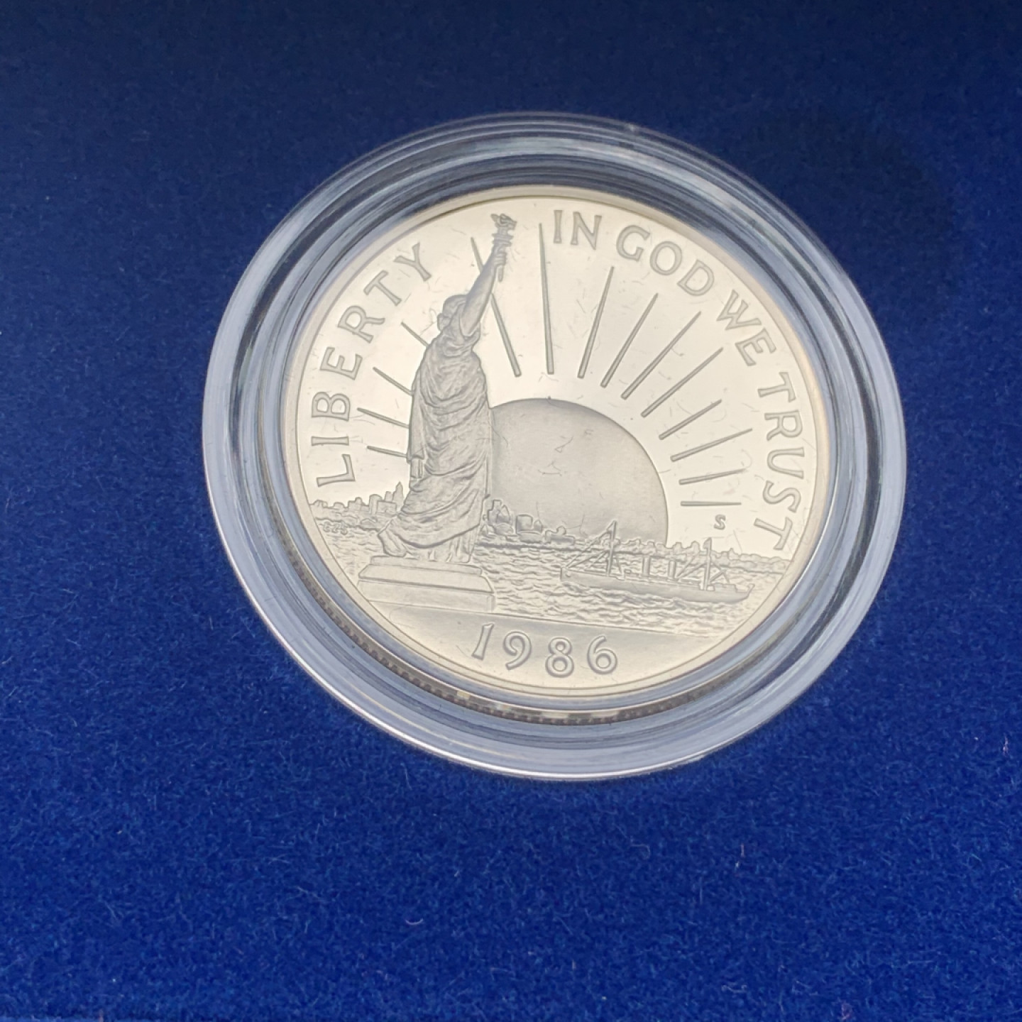 《竞宝斋》钱币微拍-第15场-本周日，周一2场连拍（全场顺丰包邮） 原盒证书 美国1986年 自由女神像 1元和半圆 2枚套 其中1元是26.73克90%银 完美状态