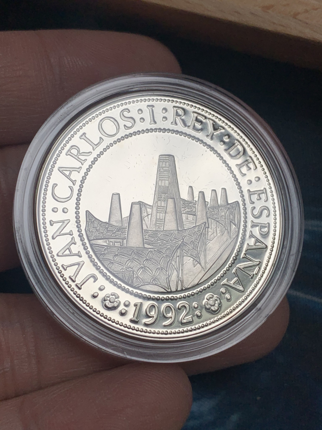 《竞宝斋》钱币微拍-第15场-本周日，周一2场连拍（全场顺丰包邮） 原盒证书 西班牙1992年 500周年纪念 5枚套 100/200/500/1000/2000比塞塔精铸银币 系列里最稀少的一套 特年