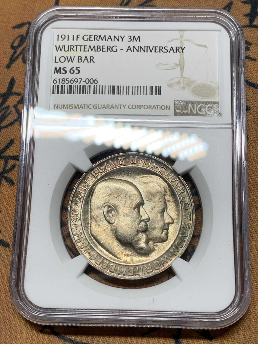 《竞宝斋》钱币微拍-第15场-本周日，周一2场连拍（全场顺丰包邮） NGC-MS65 高分车轮光  德国 符腾堡 1911年 银婚3马克 银币  正面淡彩包浆 背面白净 状态相当难得