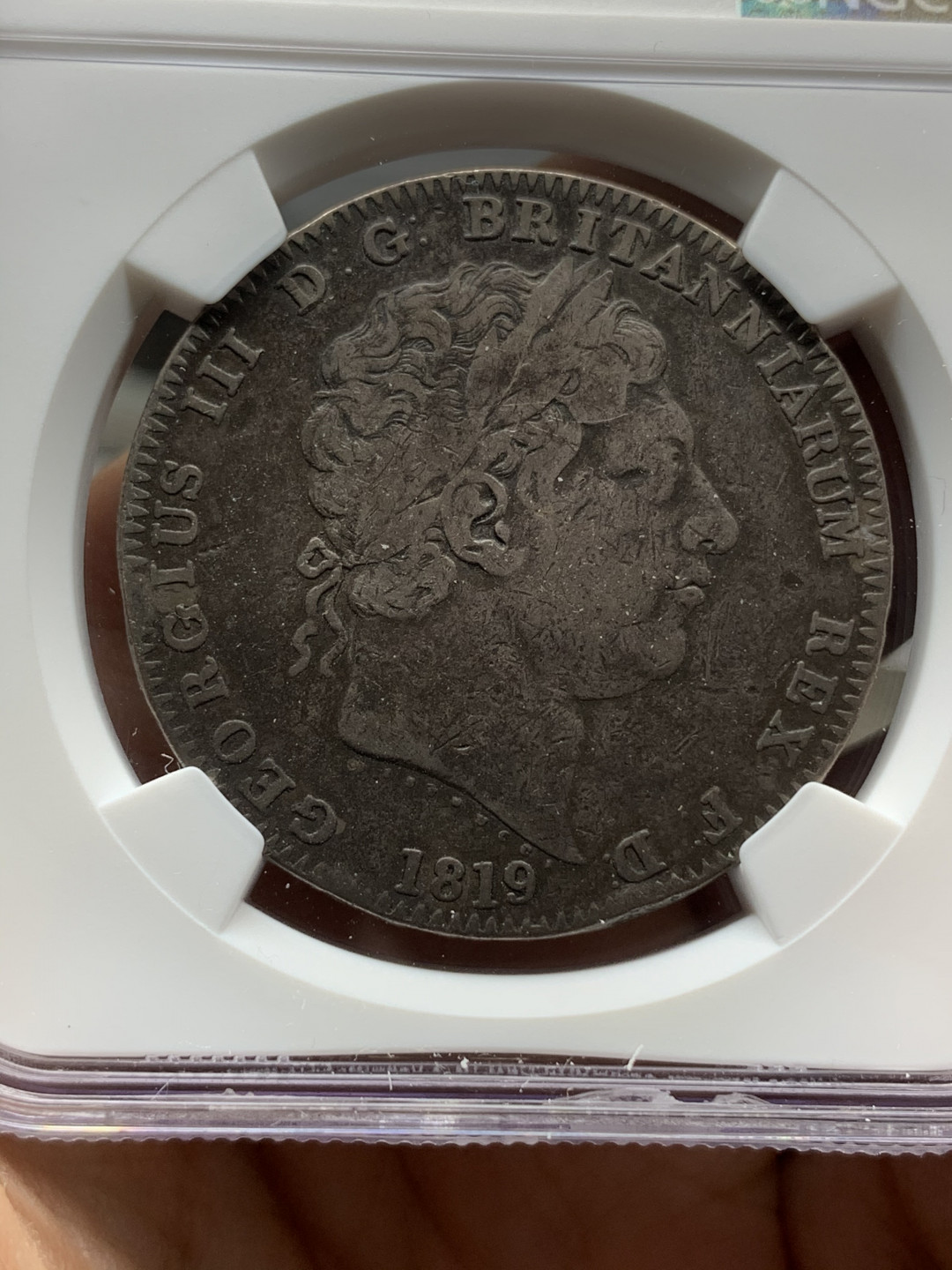 《竞宝斋》钱币微拍-第15场-本周日，周一2场连拍（全场顺丰包邮） NGC  原味深包浆 1819年 英国 乔三 马剑克朗 大银币 ，炭黑包浆 味道极佳