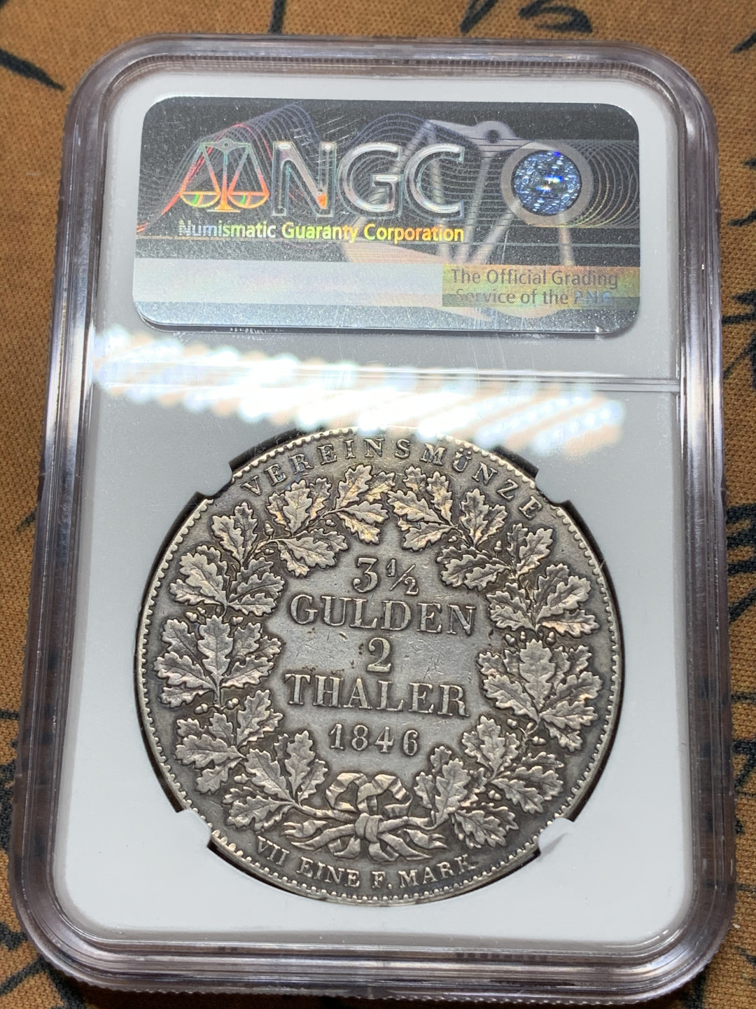 《竞宝斋》钱币微拍-第15场-本周日，周一2场连拍（全场顺丰包邮） NGC 德国 1846年 法兰克福 烧鸡 2泰勒 37克的超大银币 整体包浆醇厚 带彩 N给分不想就想打个盒子保护起来 非常难得