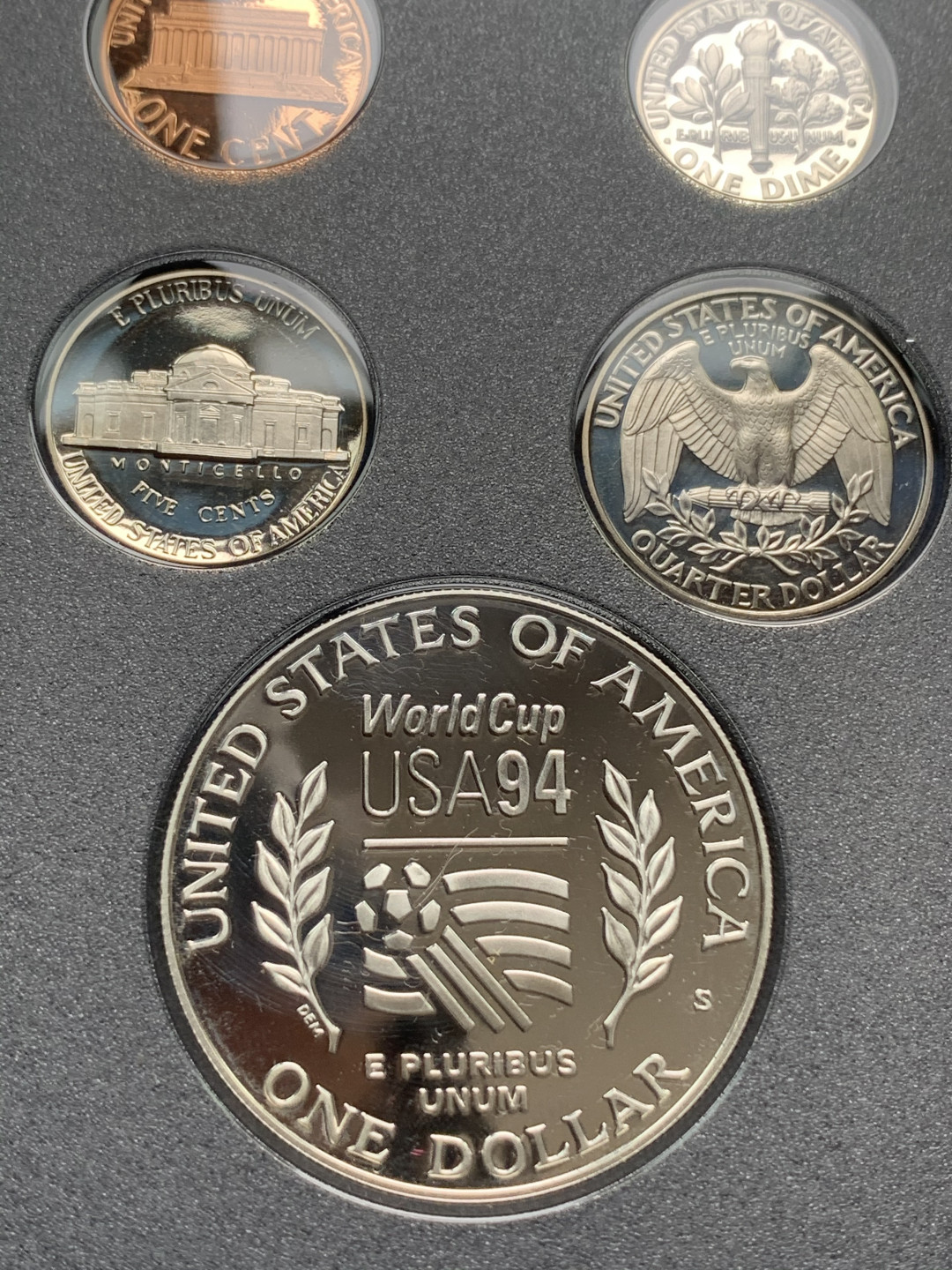 《竞宝斋》钱币微拍-第15场-本周日，周一2场连拍（全场顺丰包邮） 原盒证书 美国1994年 世界杯7枚套精制纪念币 其中一元银币27.3克 90%银 完美状态